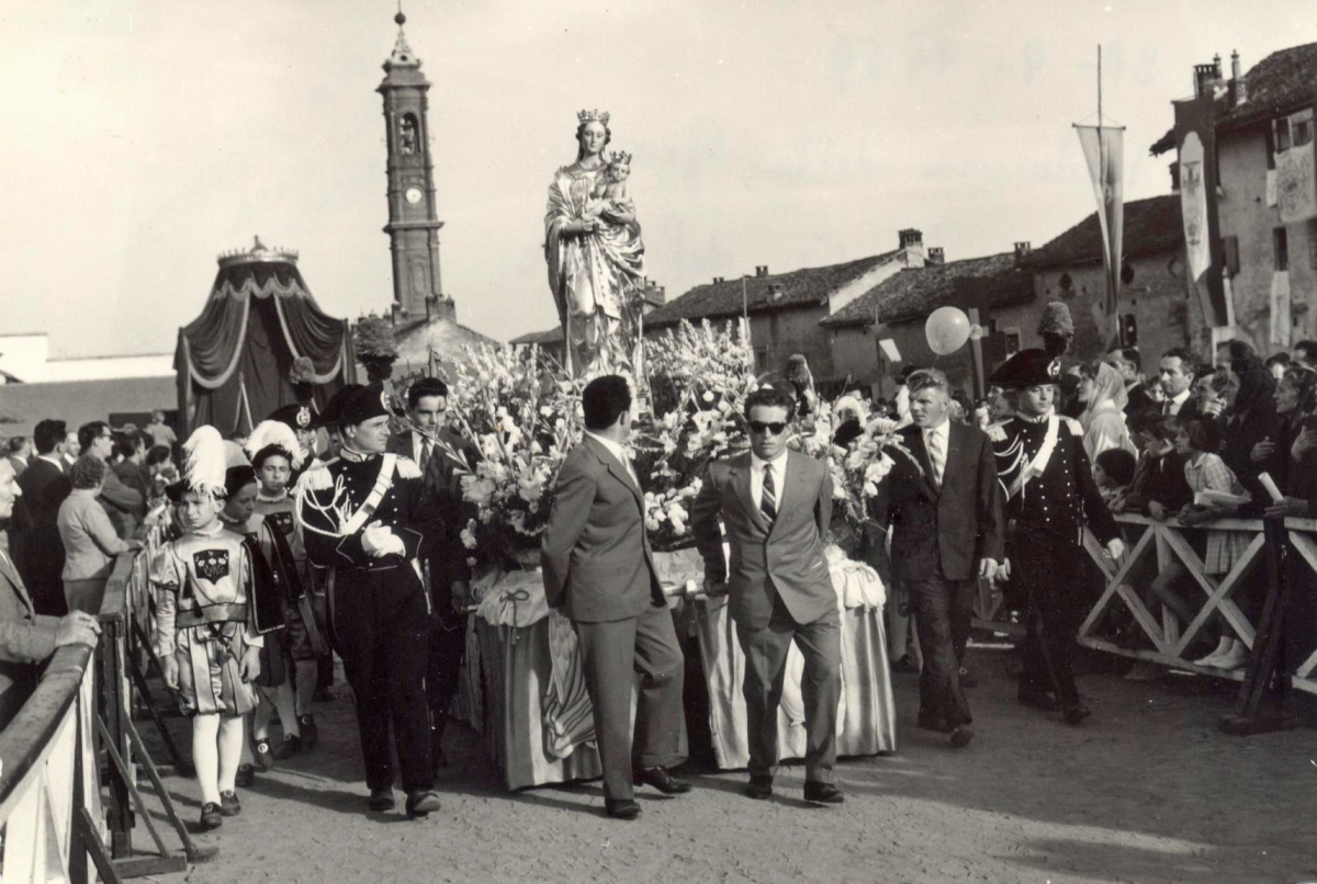 1959-9-20 statua per vie del paese  